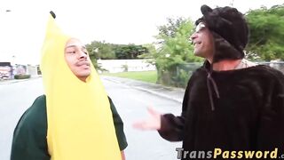 Tranny bimbo treats the trick or treaters with her ass